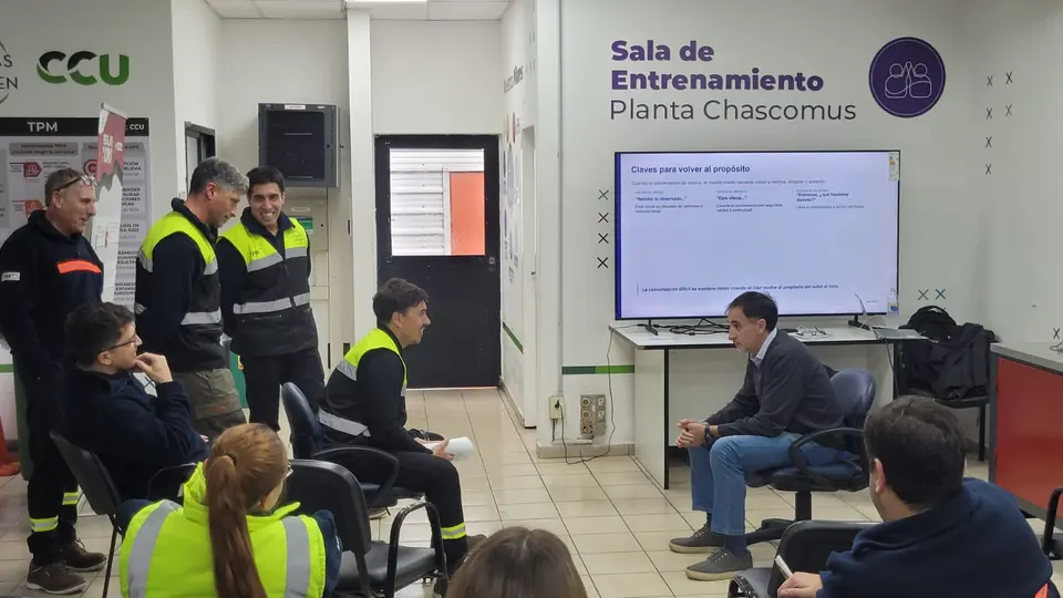 Oscar Díaz facilitando una conversación con un equipo en planta