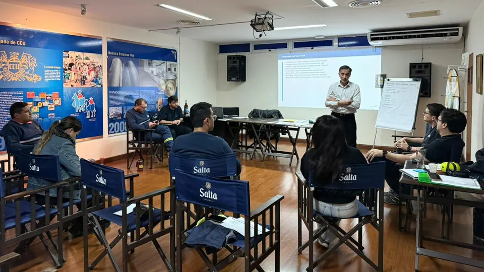 Oscar Díaz facilitando un taller de mejora con un equipo de planta