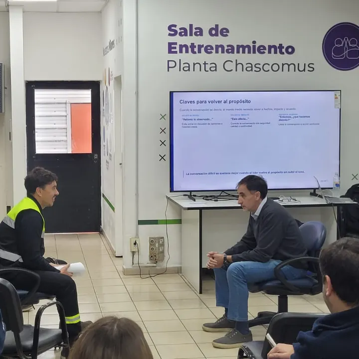 Oscar Díaz facilitando un ejercicio de conversaciones difíciles en planta