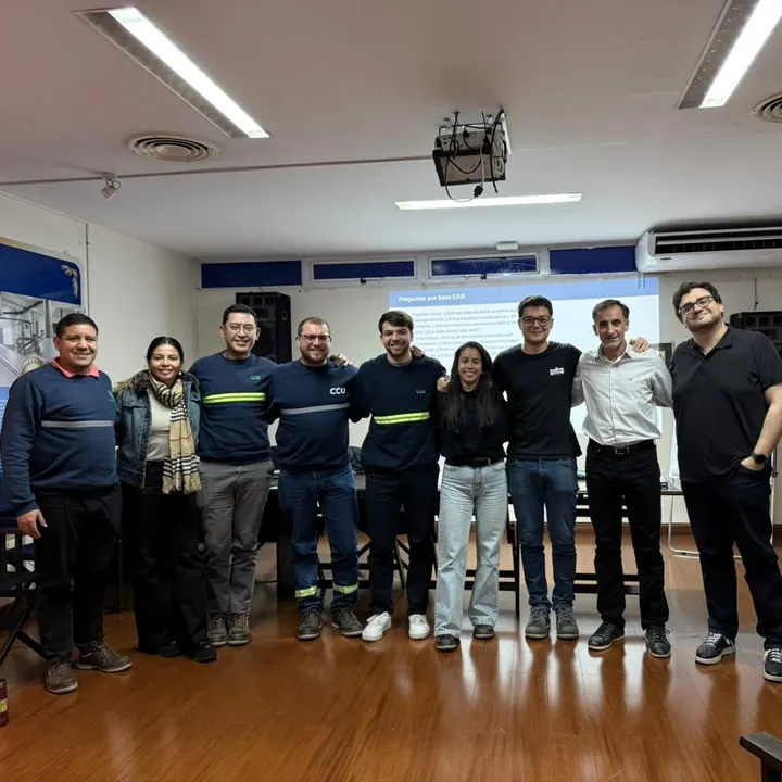 Equipo diverso participante de un taller de Next Self Consultores
