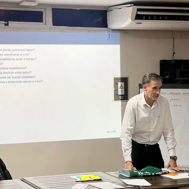 Oscar Díaz durante un taller de liderazgo situacional